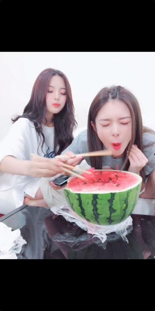 小姐姐们吃瓜,小姐姐们的欢乐吃瓜时光