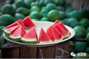 一家三口 吃瓜,共享夏日清凉时光