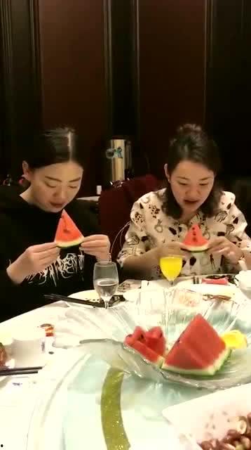 吃瓜后嘴唇疼,嘴唇疼痛揭秘